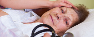 Mulher idosa deitada na cama de hospital