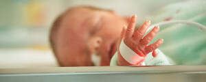 Imagem de um bebê recém nascido com seis dedos na mão