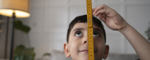 Criança medindo altura