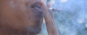 Homem fumando cigarro