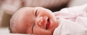 Bebê recém-nascido sorrindo