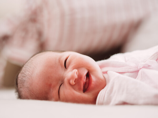 Bebê recém-nascido sorrindo