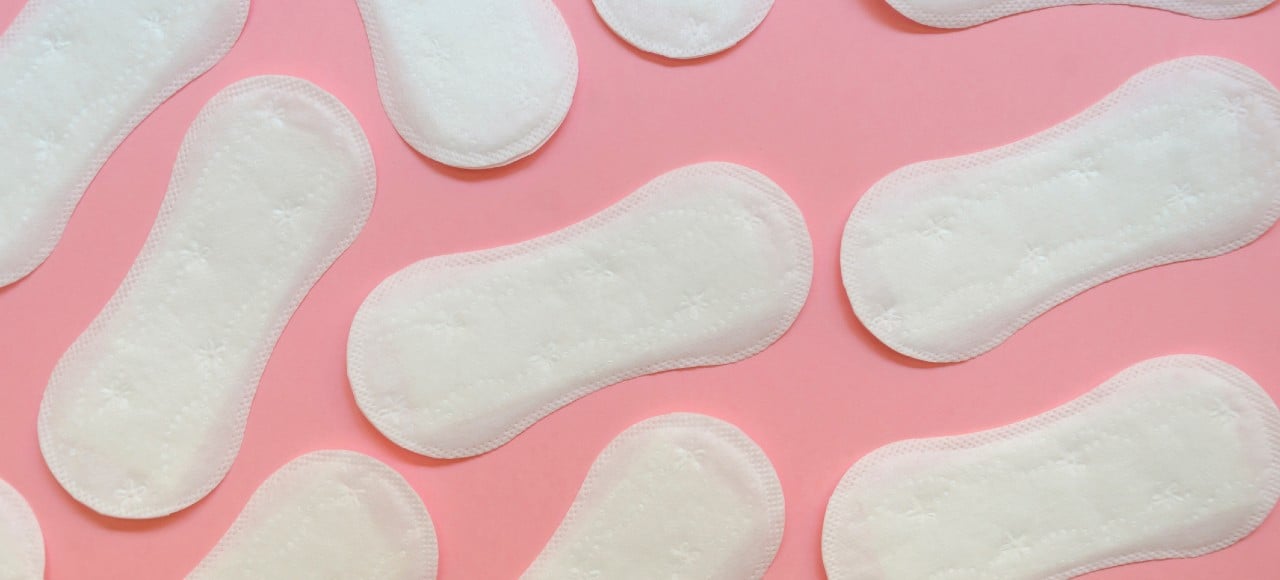 Menstruação com coágulos: 7 principais causas (e o que fazer