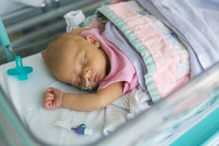 Recém-nascido com icterícia neonatal - Foto:&nbsp;Justin Paget/Getty Images