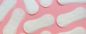 Imagem de absorventes brancos em um fundo rosa