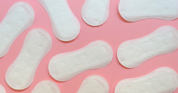 Imagem de absorventes brancos em um fundo rosa