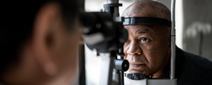 homem em consulta oftalmológica