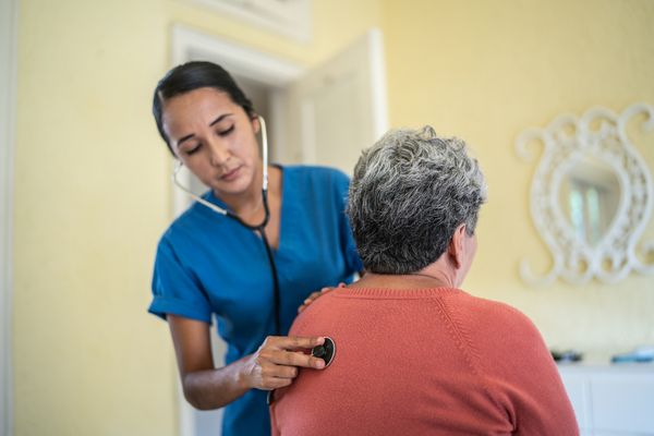 enfermeira examinando pulmão de paciente