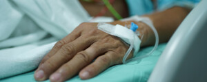 foto aproximada da mão de um paciente recebendo medicação pela veia