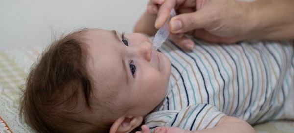 bebê tomando vacina contra rotavirus