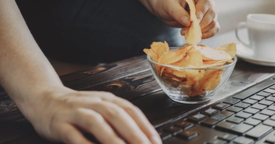 Compulsão alimentar te faz comer sem fome e de forma descontrolada - Foto: Shutterstock