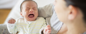 Bebê recém nascido chorando no colo da mãe