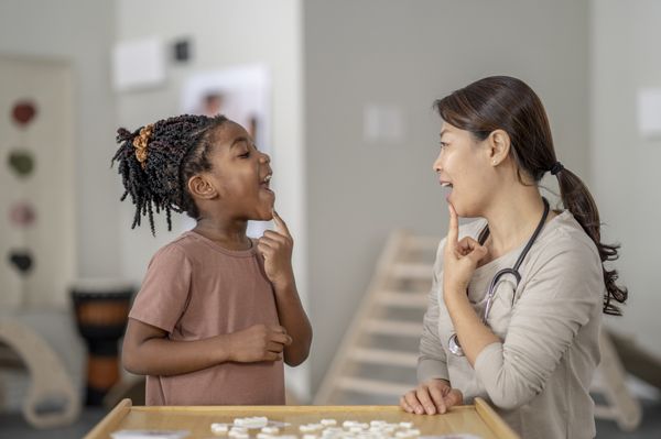 menina em consulta com fonoaudióloga