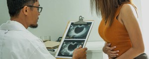 Cisto de ovário pode causar inchaço abdominal e muita dor, veja como tratar - Foto: Shutterstock