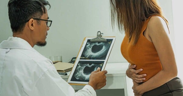 Cisto de ovário pode causar inchaço abdominal e muita dor, veja como tratar - Foto: Shutterstock