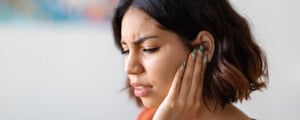 mulher com dor no ouvido