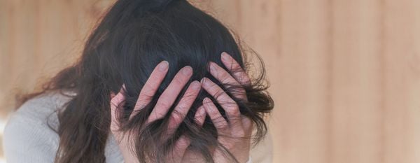 Mulher sofrendo com transtorno de personalidade obsessiva-compulsiva