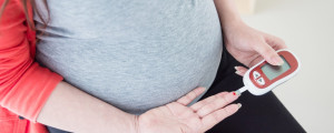 Mulher grávida medindo o nível de glicemia