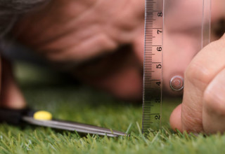 Homem com TOC usa régua para cortar a grama de forma igual e perfeccionista - Foto: Shutterstock