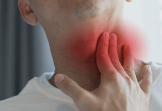 A Doença do Beijo pode causar inchaço das amígdalas e na região do pescoço - Foto: Shutterstock