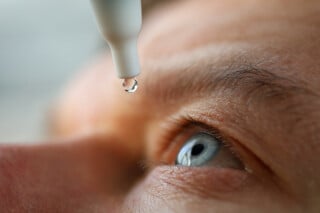 Pessoa pingando colírio no olho - Foto:&nbsp;megaflopp/Shutterstock