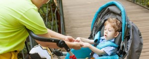 Criança com Poliomielite no carrinho