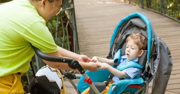 Criança com Poliomielite no carrinho