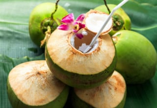 Coco verde é requisitado por ter bastante água - Foto: Shutterstock