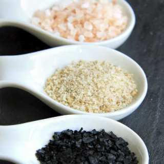 O sal em excesso favorece a hipertensão - Foto: Getty Images