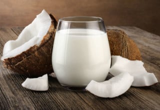 Leite de coco é um grande aliado para receitas mais saudáveis - Foto: Shutterstock