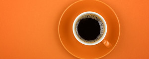 xícara de café em uma tigela laranja