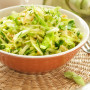 Salada crua de repolho com pepino e molho de espinafre