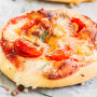 Pizza de queijo no pão nuvem: fácil e com poucos ingredientes