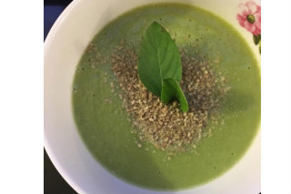 Sopa verde de abobrinha, inhame e manjericão - foto: Divulgação/Instagram