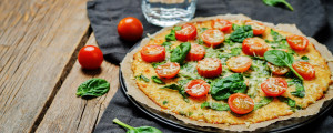 Pizza com recheio de tomate, manjericão e queijo