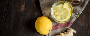 Bebida de gengibre com suco de limão e mel