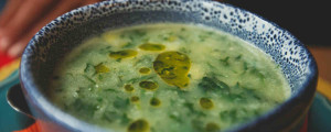 Sopa de legumes servida em uma tigela azul