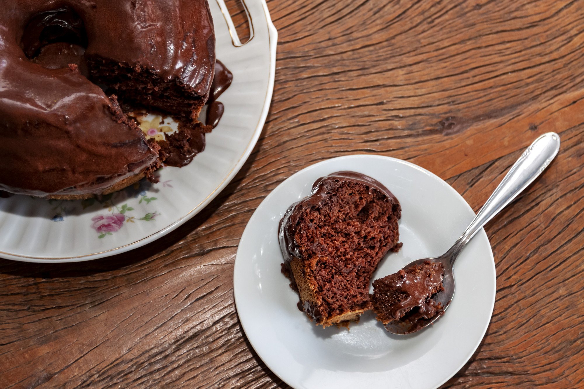 Visão  Receita de bolo de chocolate e ovos com calda de