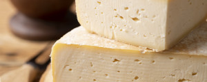 Dois pedaços de queijo em cima de uma mesa