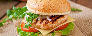 Hambúrguer de frango caseiro fit: saudável para comer sem culpa