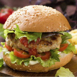 Aprenda a preparar um saboroso hambúrguer de frango - Foto: Getty Images