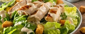 Salada Caesar com frango