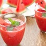 Suco refrescante de melancia com morango e chia