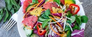 Salada com frutas e verduras em um prato