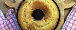 Foto aproximada de um bolo de maracujá em forma redonda