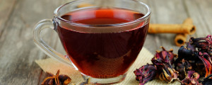 Chá de hibisco servido em uma xícara de vidro transparente