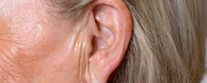 orelha de uma mulher