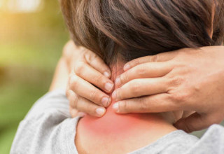 Dor no pescoço pode ser um indicativo de postura inadequada ou até de lesões - Foto: Shutterstock