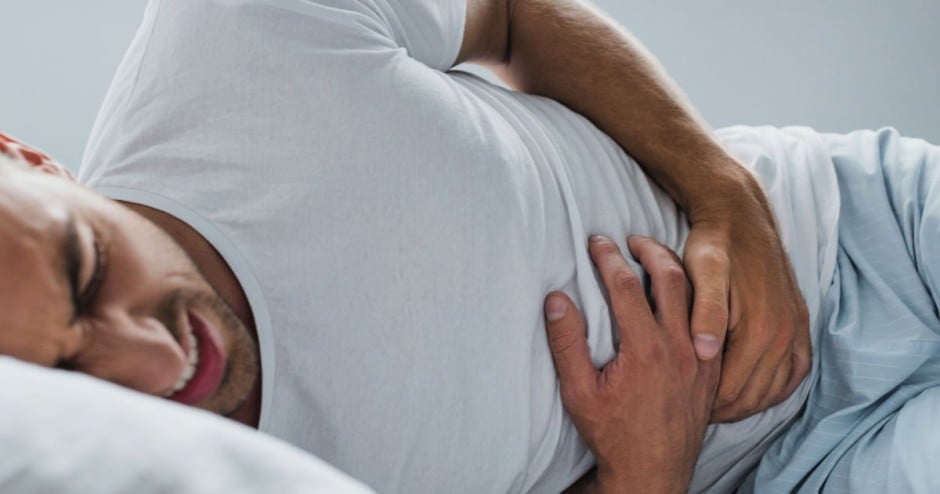 Dor abdominal é sinal de que algo não vai bem e pode ter diversas causas - Foto: Shutterstock