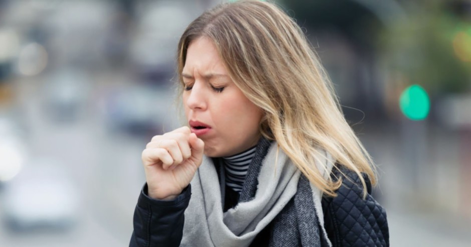 Tosse é uma irritação e pode ser um sintoma de diversas doenças - Foto: Shutterstock